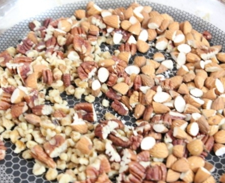 한국의 떡 종류 LA 찹쌀떡-견과류를 준비한다.