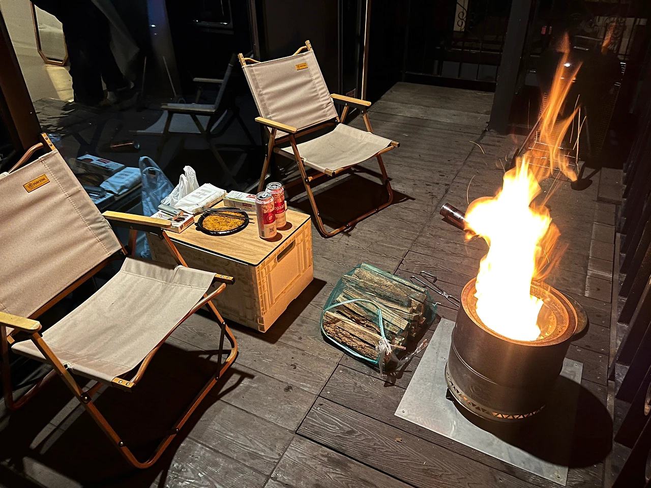 모닥불-앞-두-의자