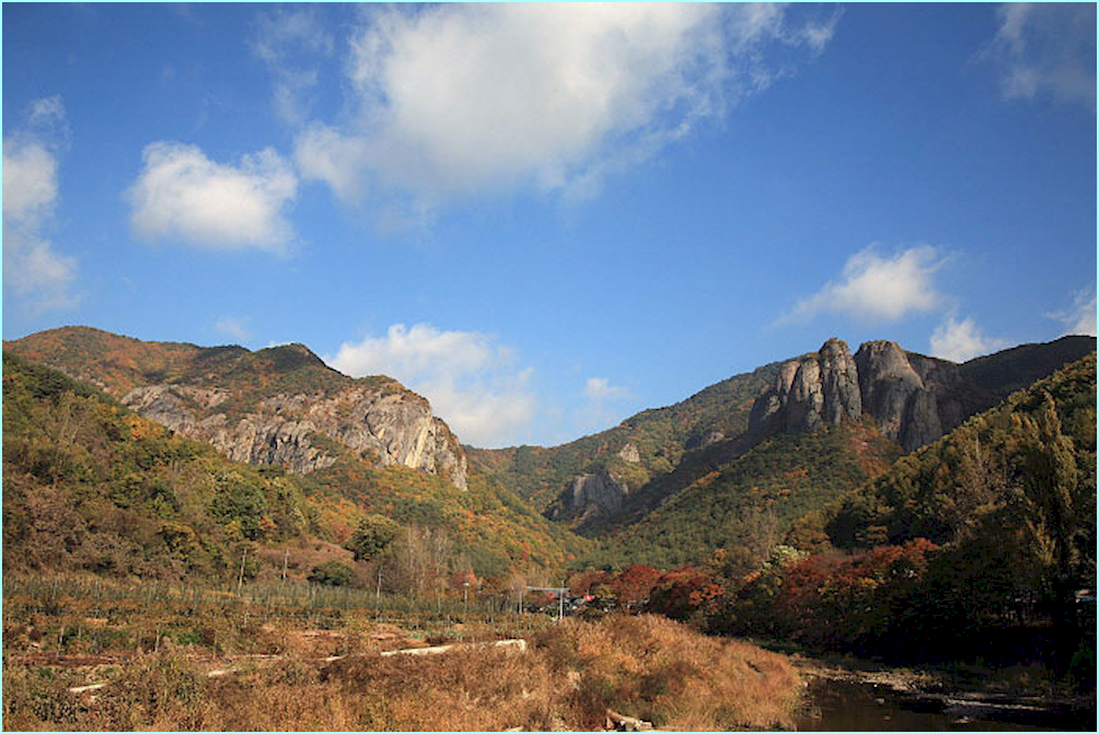 가을빛이 물들기 시작하는 주왕산의 웅장한 기암절벽과 산세