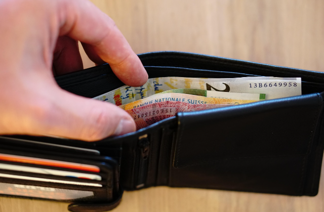 남자가-지갑에-있는-돈을-만지는-이미지