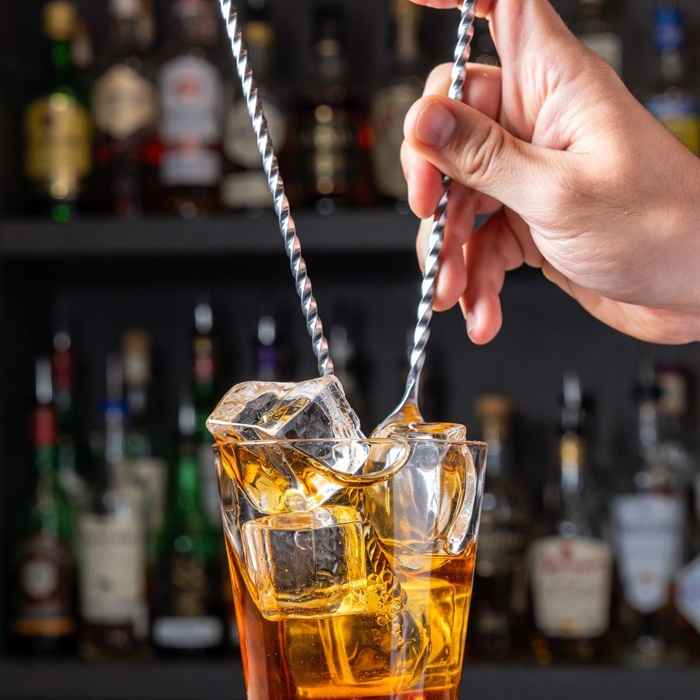 믹싱 글라스에서 스티어링 기법으로 제조되는 토론토 칵테일