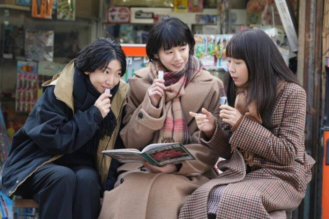 브러시 업 라이프 여자주인공들이 벤치에 앉아 있는 장면