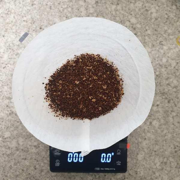 고노 드리퍼로 아이스커피 추출하는 방법 (Feat. 융 드리퍼)_원두 담기