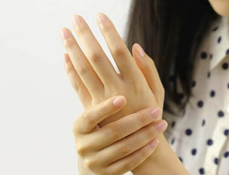 손 통증으로 아픈 여성