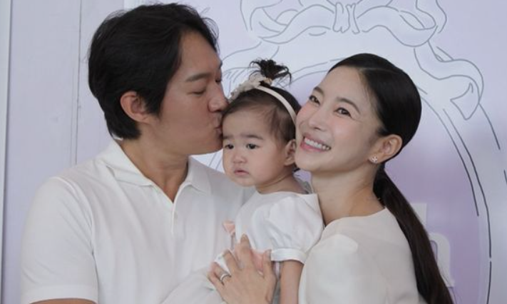 김윤지가 첫 딸 출산 후 아기를 품에 안고 있는 행복한 모습