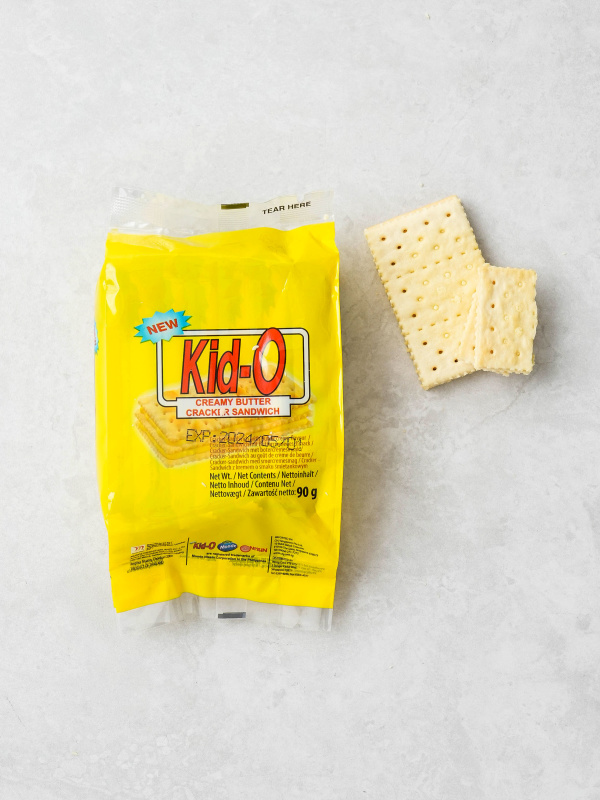 노란봉지에 들어있는 간식과 비스킷