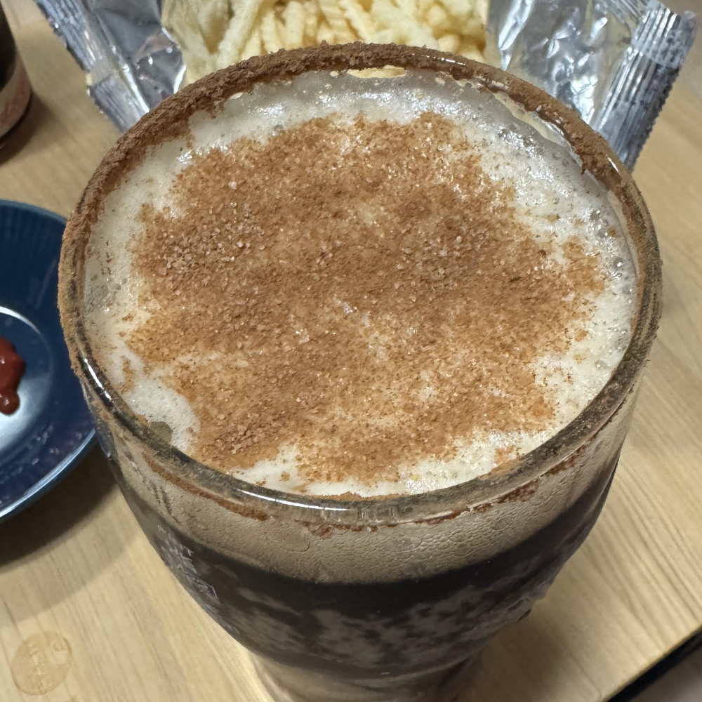 시나몬 가루가 올라간 흑맥주