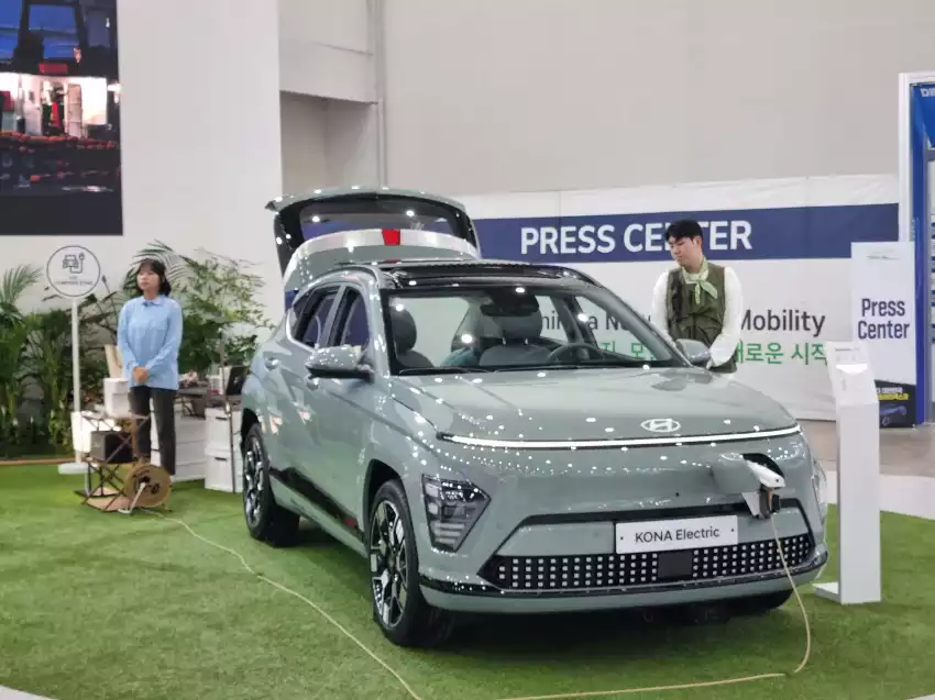 V2L 시연 중인 코나 일렉트릭입니다.
