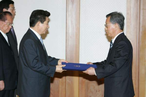 조대현 전 헌법재판관과 노무현 대통령