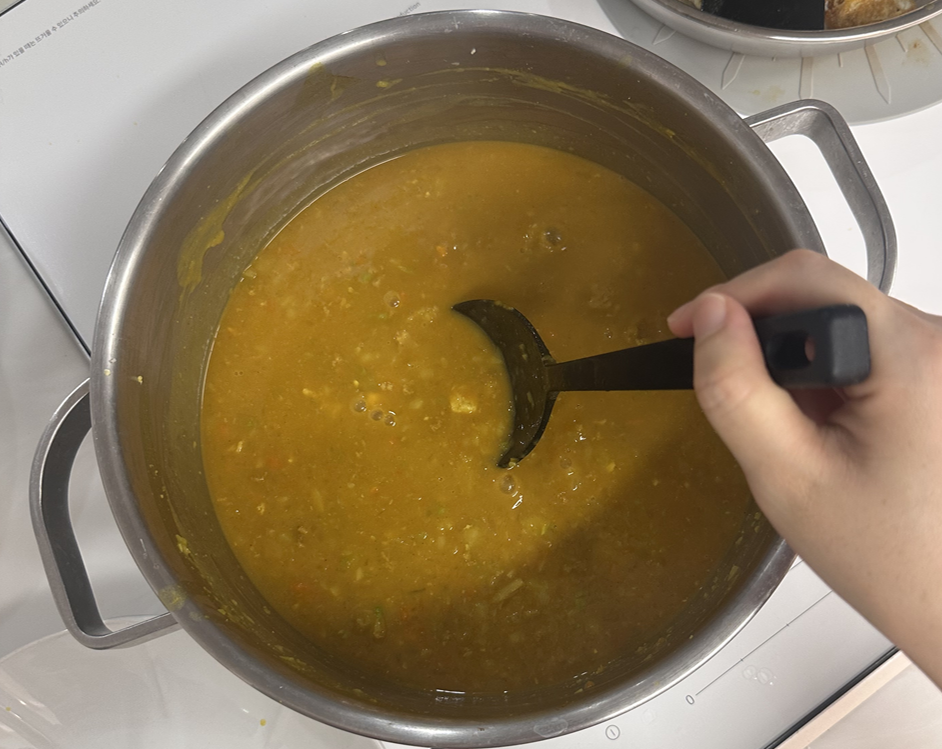 농도가 걸쭉해지고 채소와 고기 맛이 잘 어울리면 완성!