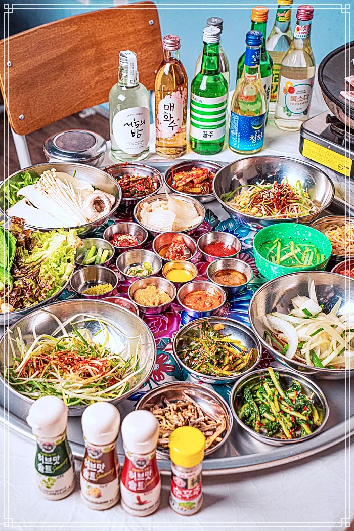 생방송 오늘저녁 수원 인계동 수십가지 반찬, 레트로 옛날 학교 교실 분위기, 냉동 삼겹살 맛집
