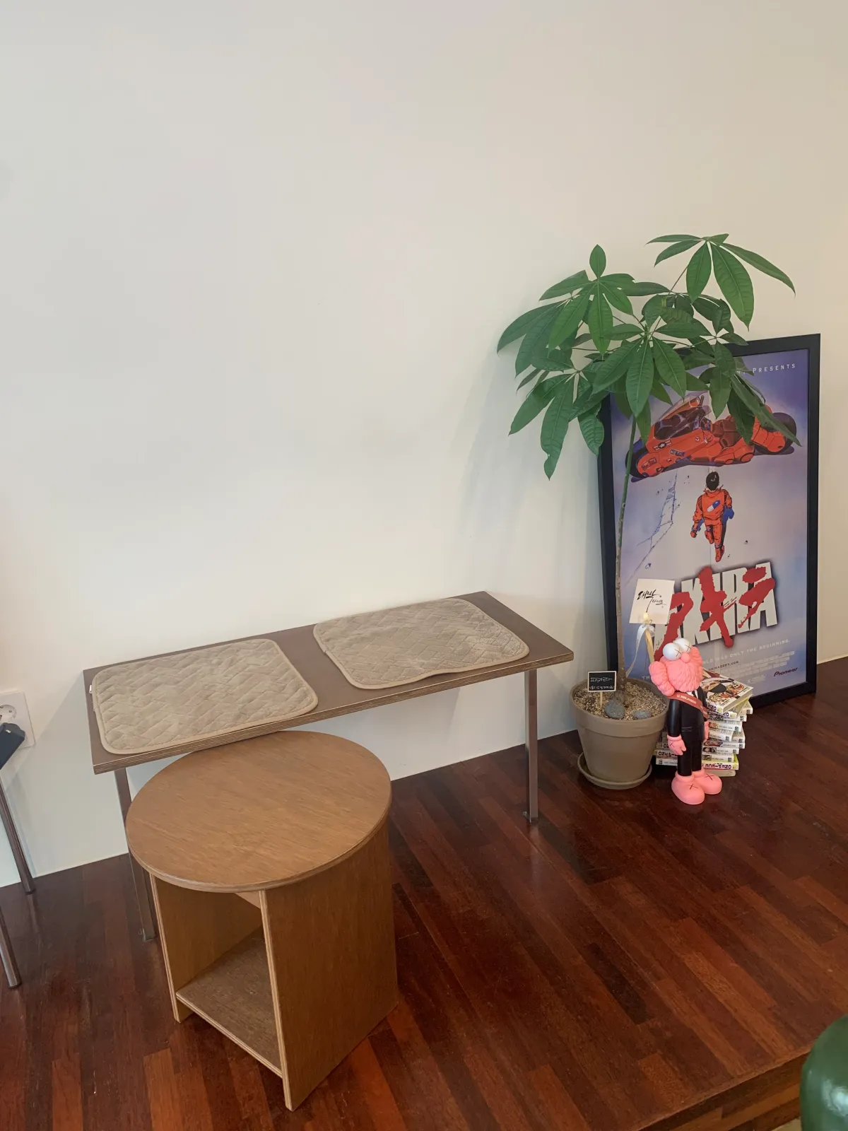 화장실-앞에-대기할수있는-간이테이블과-의자