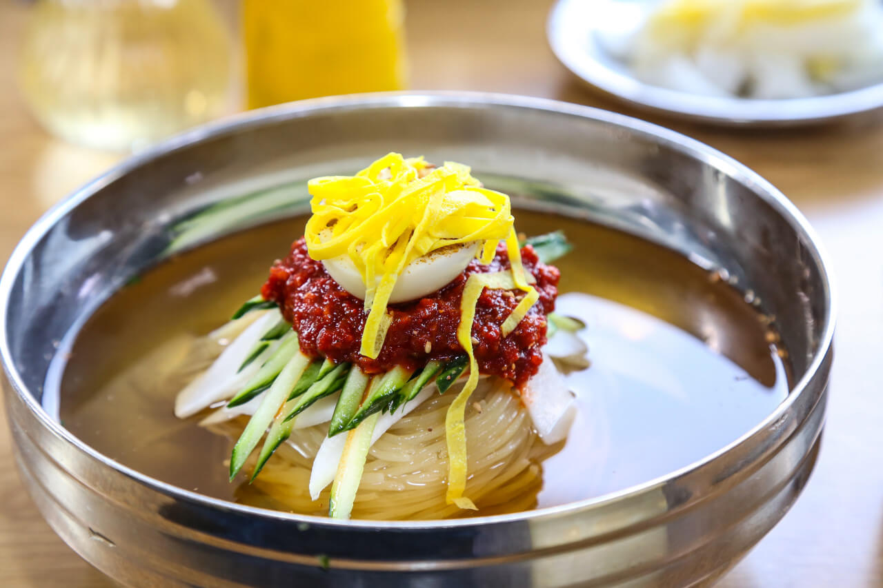 생방송투데이 3784회 한우물의 법칙 경주 전통 밀면 전문점 맛집 불국사밀면 (밀면 연탄불고기 맛집)