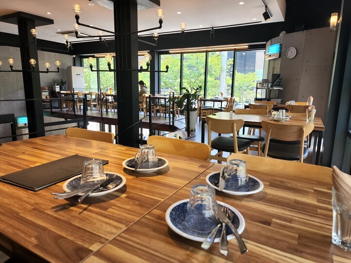 테이블위에 셋팅된 접시와 컵&amp;#44; 스푼&amp;#44; 포크&amp;#44;나이프