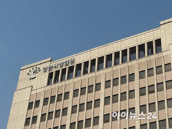 수업 중인 초등학교 교사의 목을 조르고 욕설을 한 혐의로 재판에 넘겨져 징역 1년을 선고받았던 30대 학부모가 항소심에서 선처를 호소했다. 사진은 인천지방법원 전경. [사진=신수정 기자]