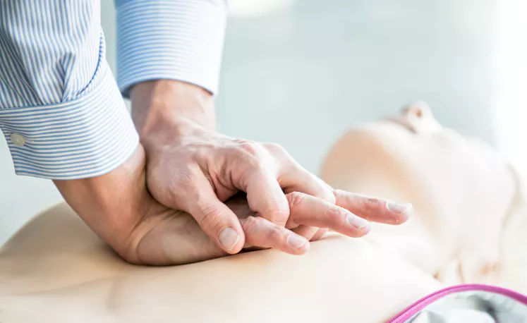 심폐소생술-순서-CPR-가슴-압박-위치