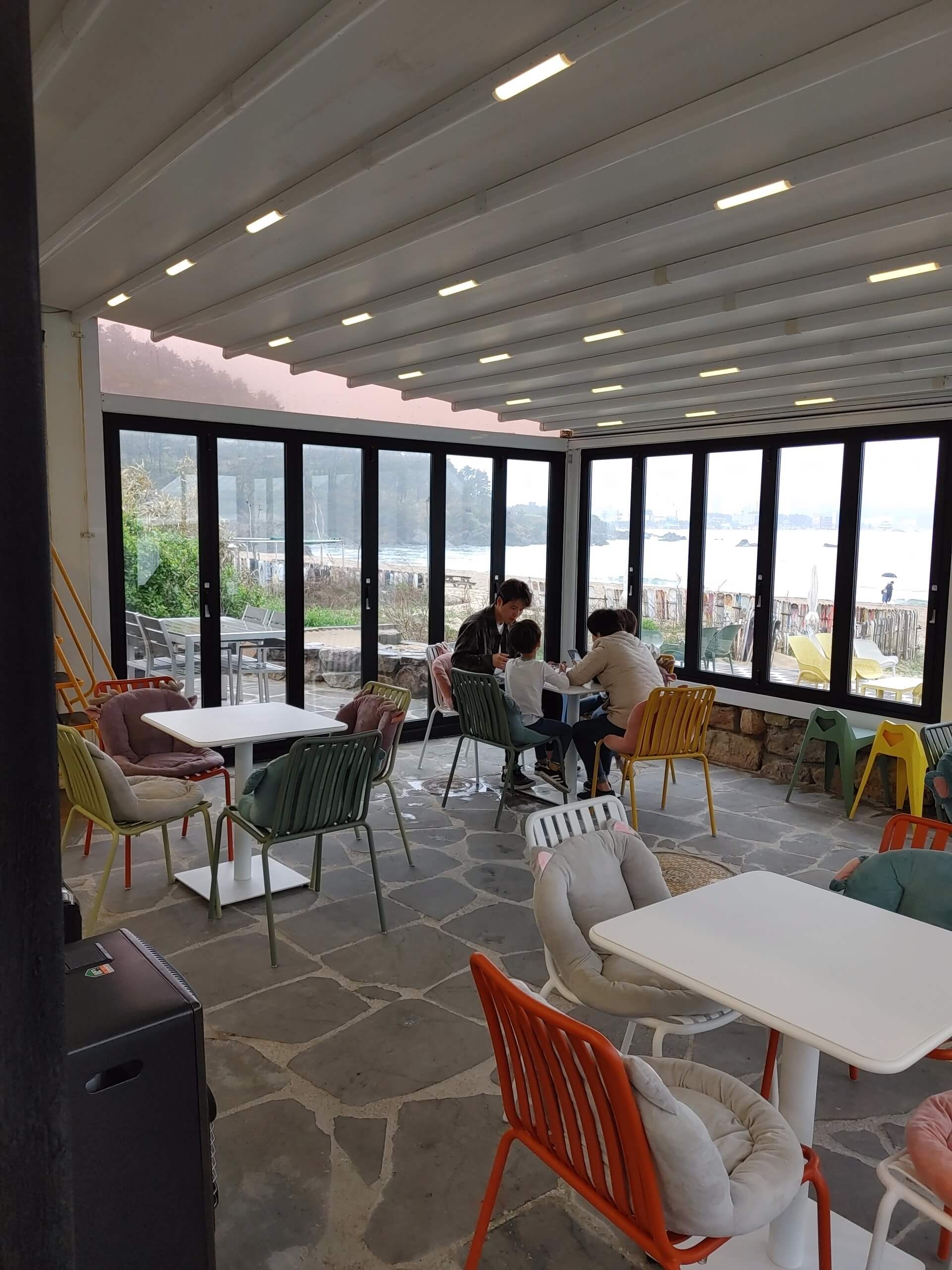 더_카이트21_카페_해변뷰