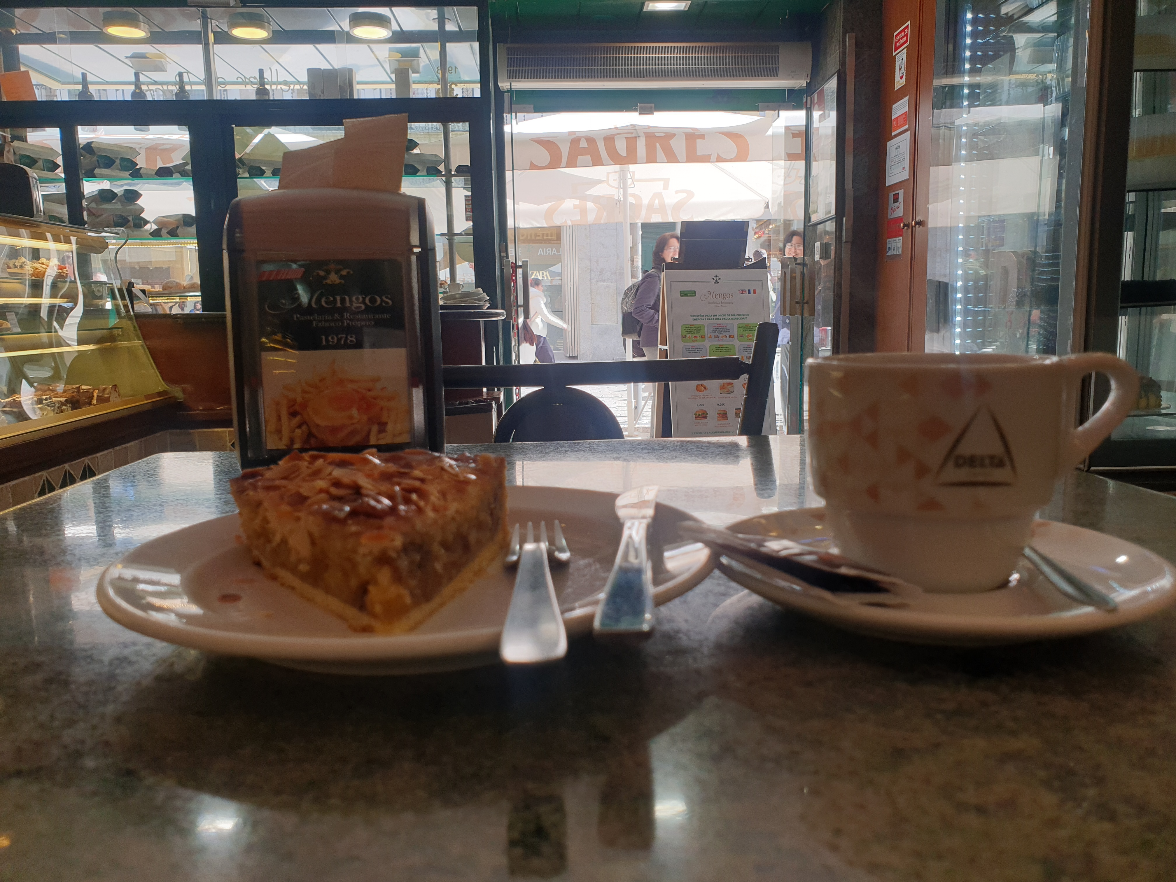 포르투 카페에서 파이와 커피