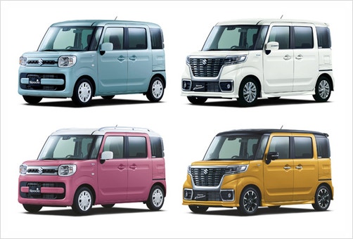 아파트 지하주차장 일반 차량 주차면 앞에 경차가 주차된 모습, 주차구역 구획과 차량 위치가 보이는 장면