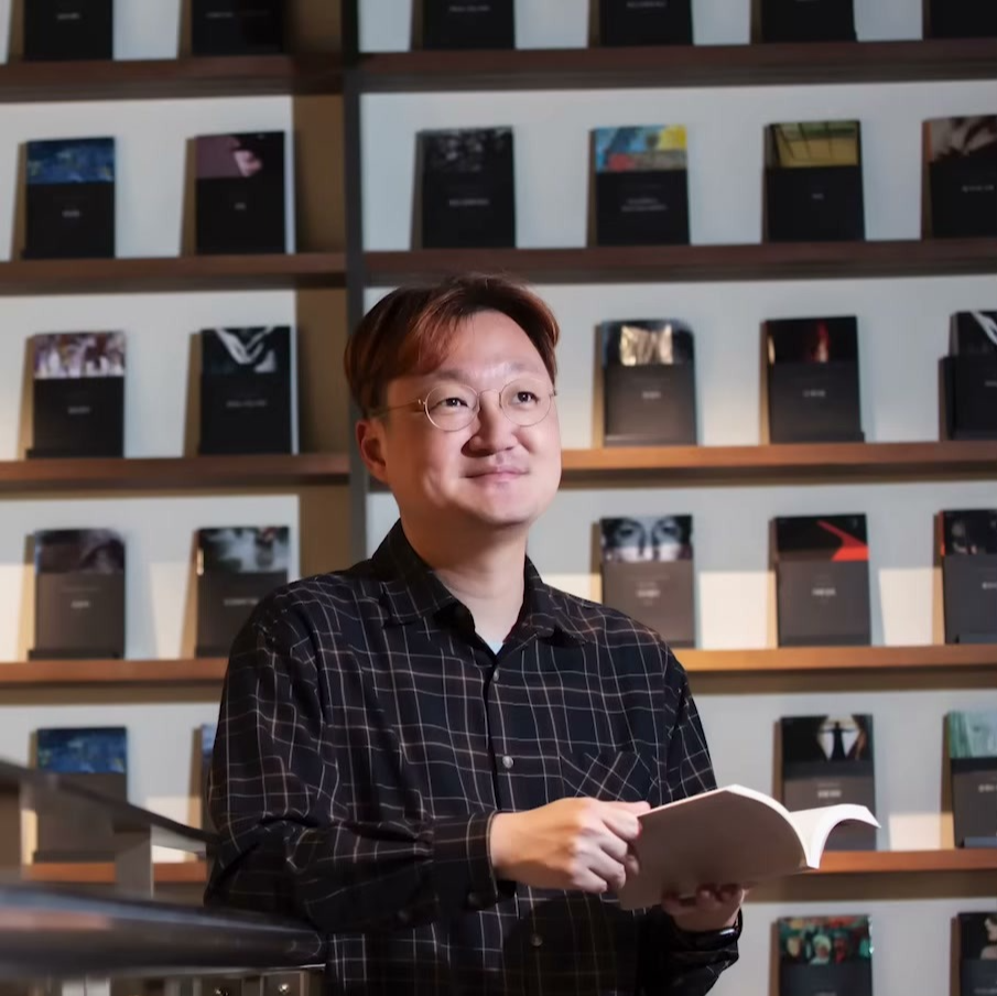 오은 시인의 상반신 인물 사진.