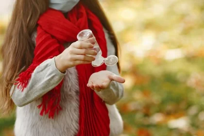 겨울철 알레르기 피부염으로 가려움과 건조함이 나타나는 피부 상태10