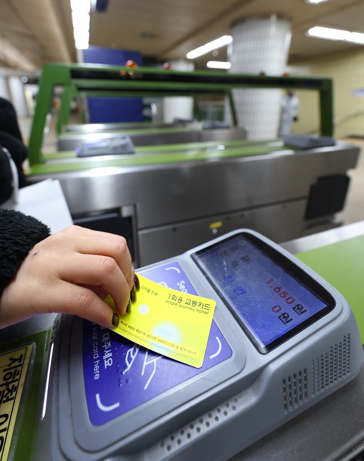 월 6만원대에 서울시의 대중교통을 무제한으로 이용할 수 있는 ‘기후동행카드’ 가 23일부터 판매된다.