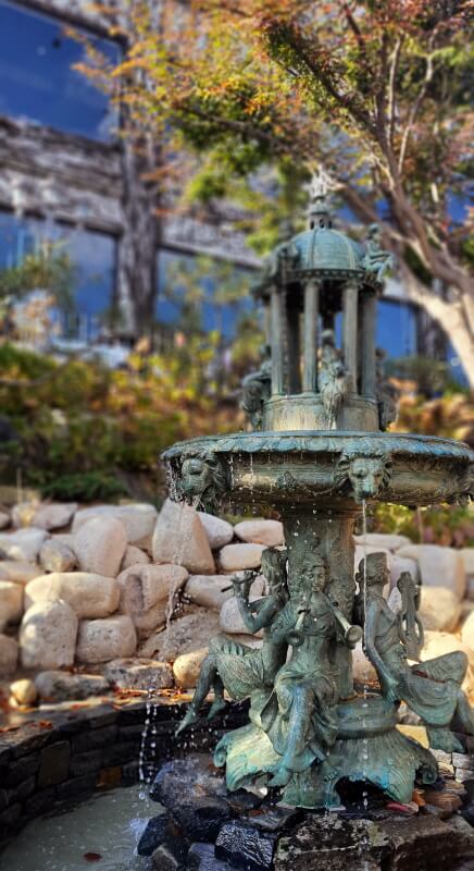 대너리스-카페-정원-분수대