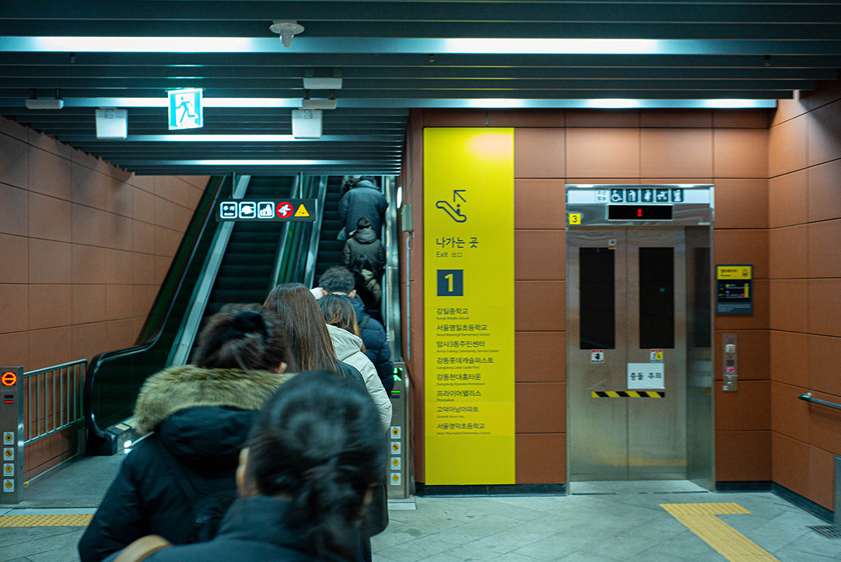 라이카 M-P 240 카메라로 촬영한 지하철역 내부 전경. 실내 조명 아래에서 화이트밸런스가 다소 푸른빛과 초록빛이 도는 차가운 색감으로 표현된 모습.