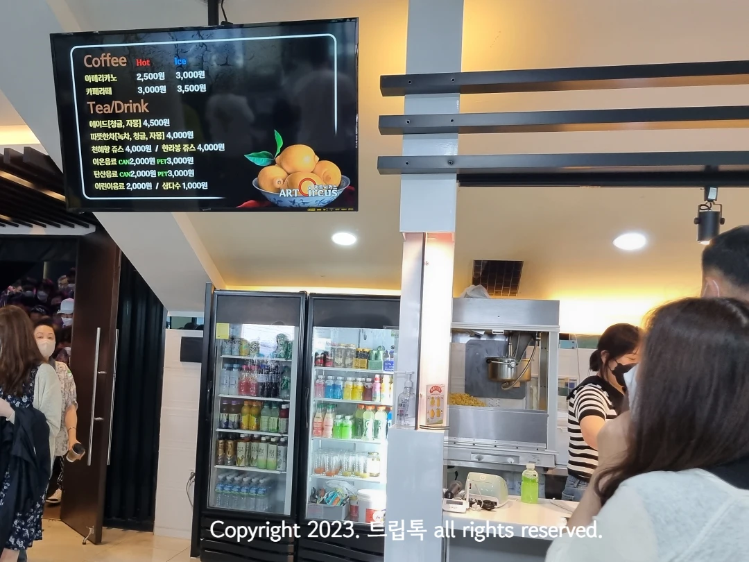 천장에 메뉴가 달려있고 냉장고 2대와 팝콘기계