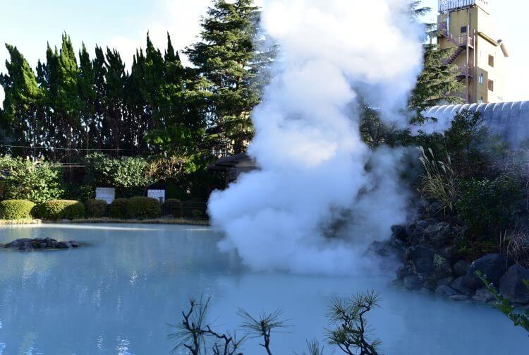 연기가 나는 유후인 온천
