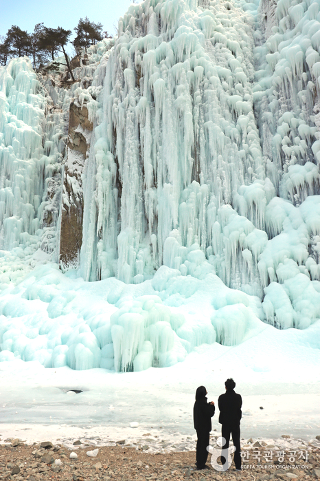 얼음골 얼음폭포 전체모습, 두사람이 아래에서 쳐다보고 있음