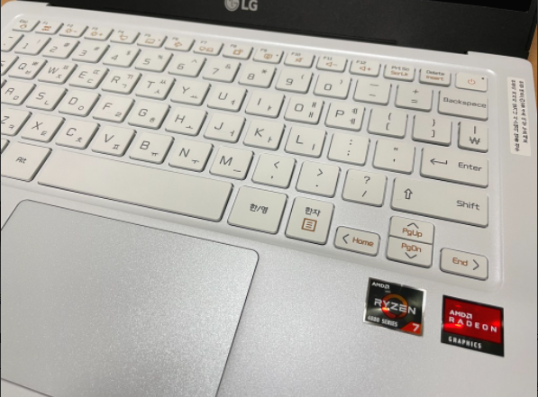 화이트 노트북 키보드