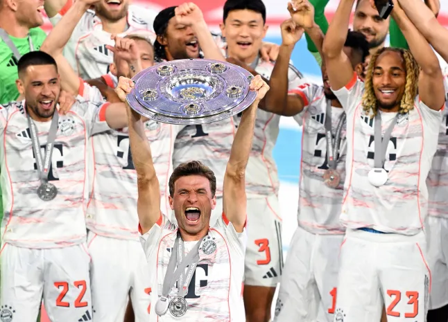 우승컵을 들어올리는 바이에른뮌헨