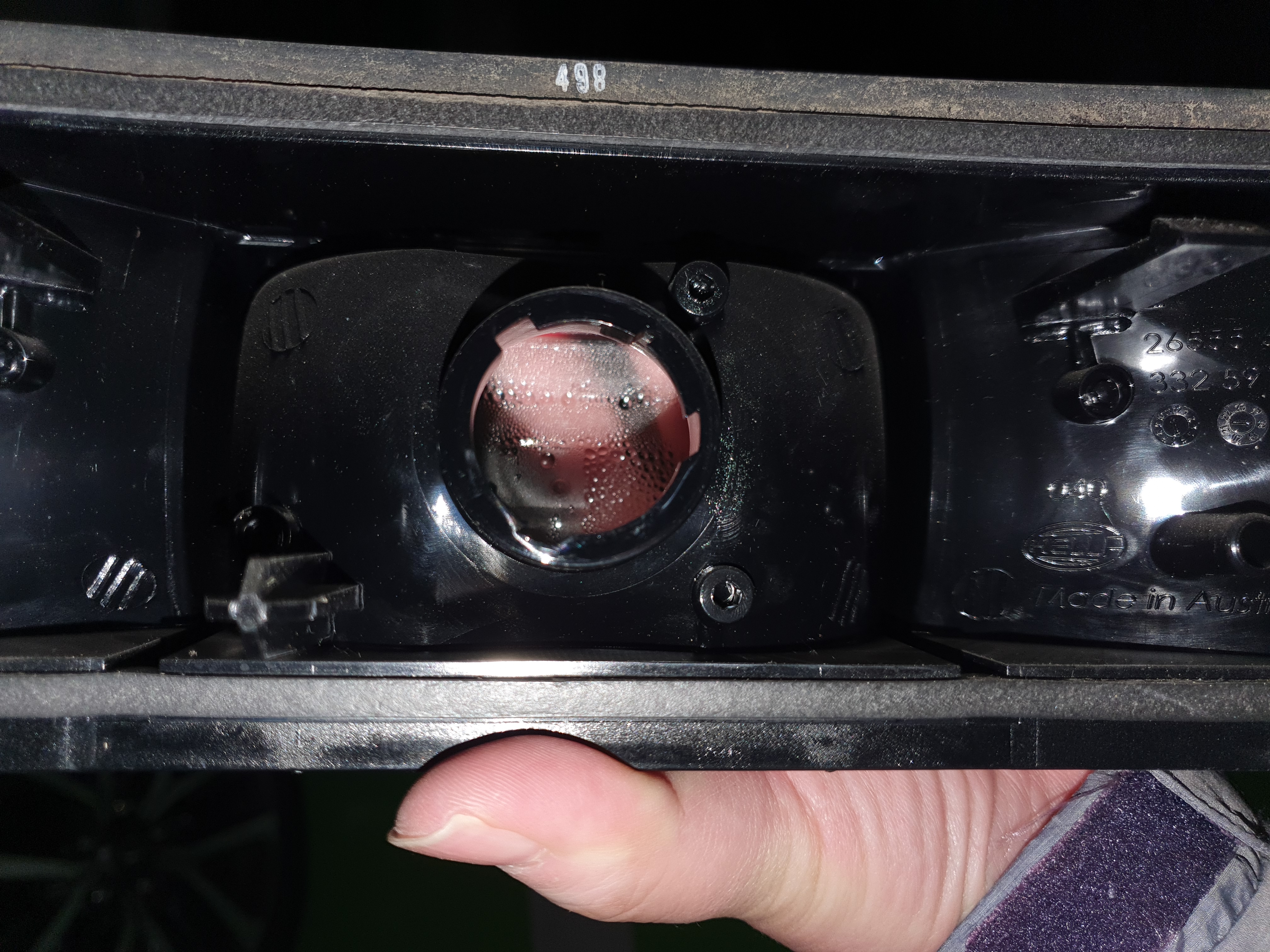 속안에 이슬이 있는 후진등 부분