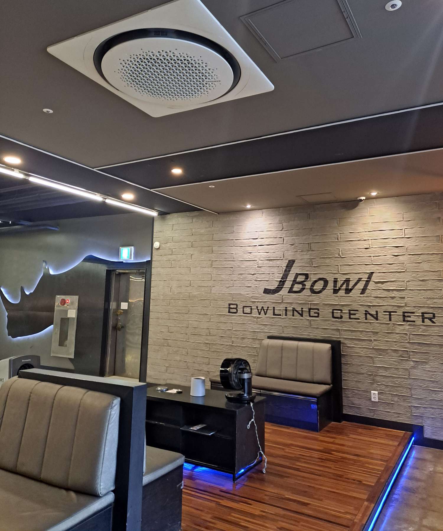 벽면 제이볼 로고