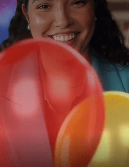 여자 얼굴 앞 풍선들