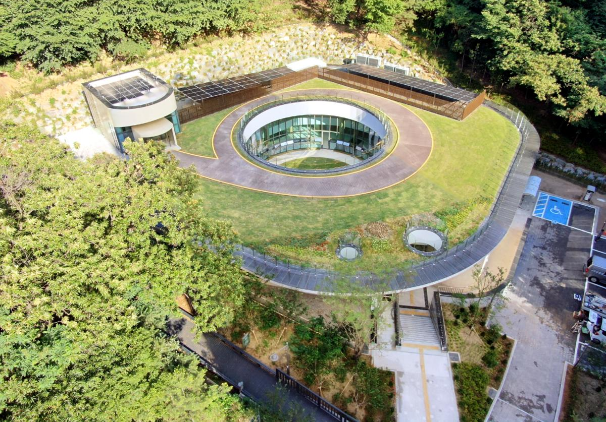 쉼표모양으로 꾸며졌으며 자연 풍경을 바라보며 사색과 독서를 즐길 수 있도록 중앙정원과 옥상정원을 조성된 모습