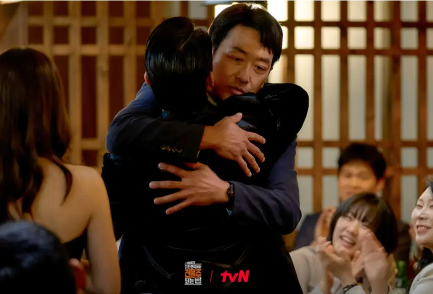 대한민국에서 건물주 되는 법 7회 결혼식장에서 가식적인 포옹을 나누며 완전히 영혼이 파괴된 하정우 기수종의 소름 돋는 표정 연기