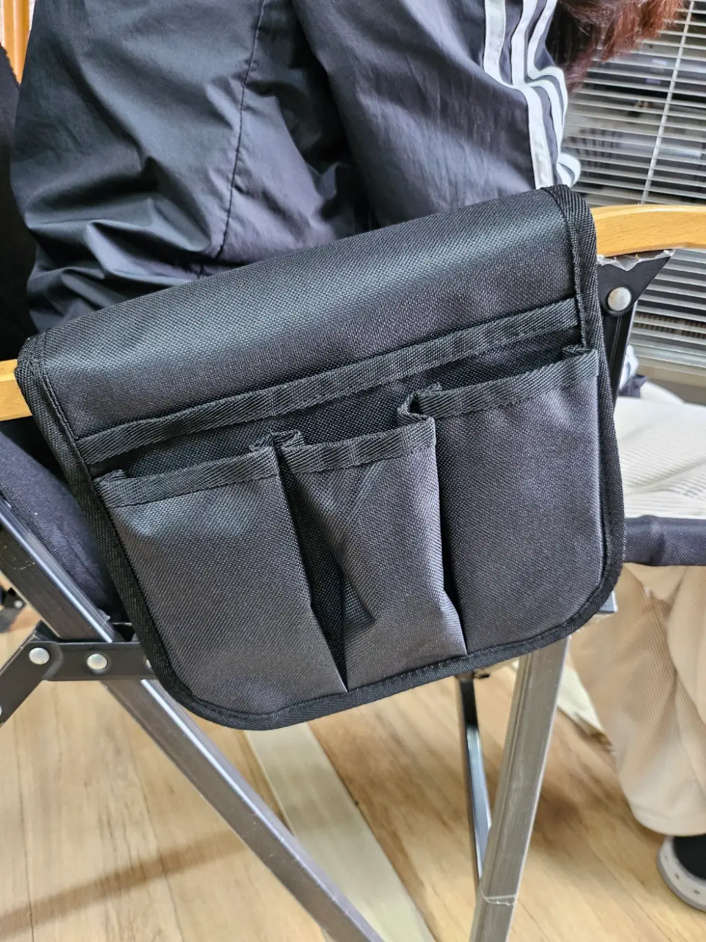 다이소-캠핑의자-팔걸이포켓-의자-연결-모습