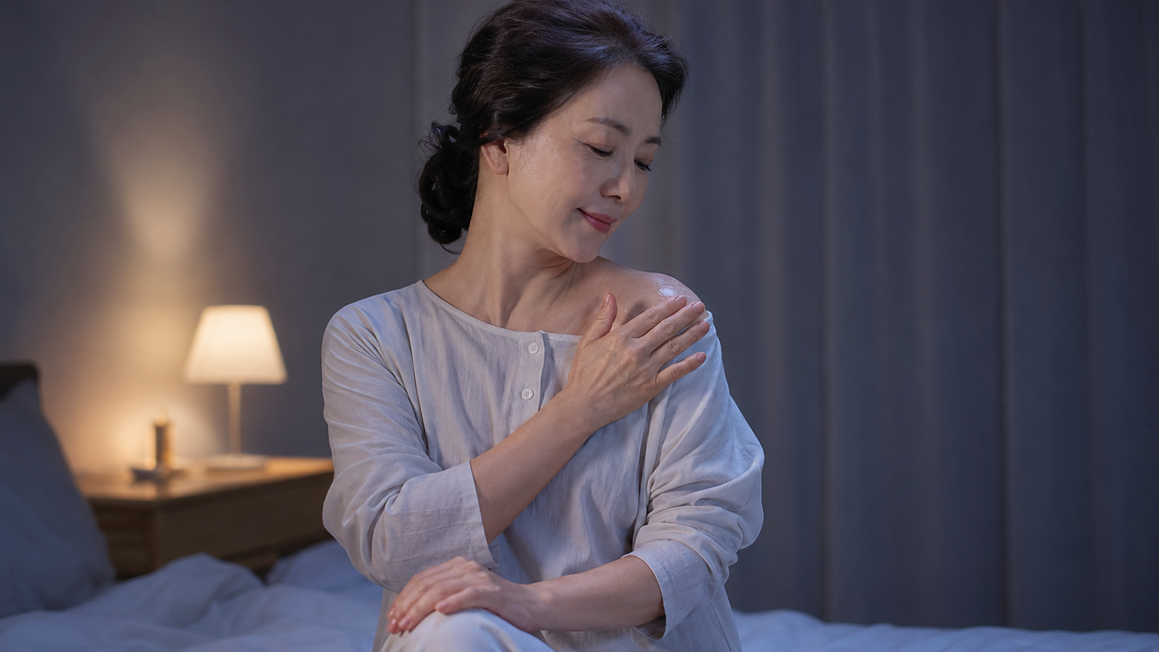 여름철 야외 활동 후 수면을 방해하는 피부의 복사열을 내리기 위해 어깨에 알로에 젤을 바르는 50대 중년 여성