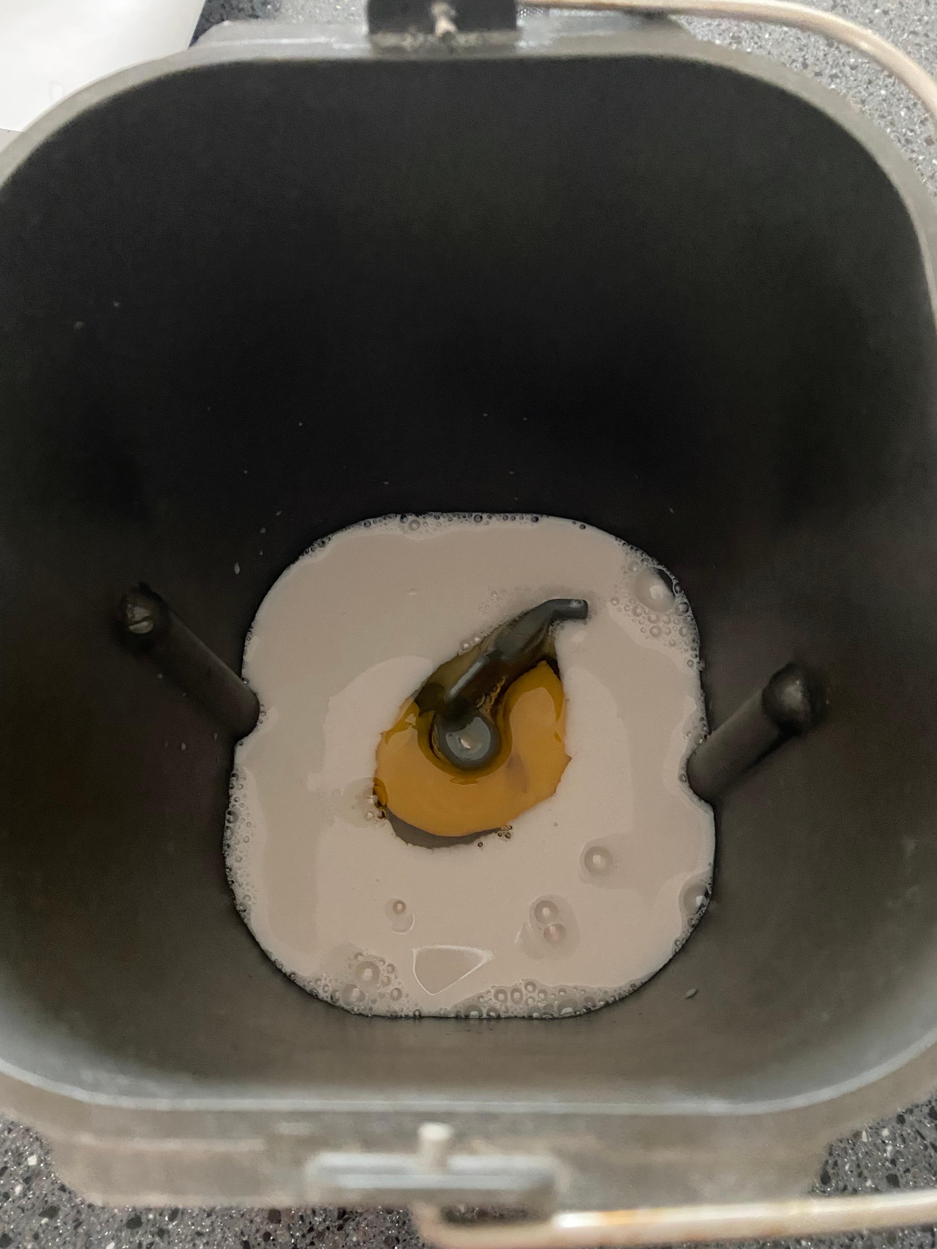 계란1개 과 아몬드브리즈 190ml 바닥에 넣는다.