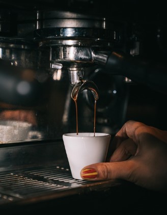 커피 하루 두 잔, 여성 인지 기능·신체 건강에 ‘효자’