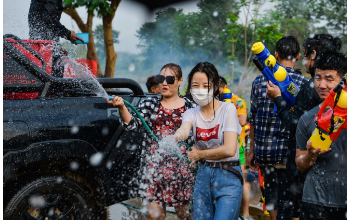 태국의 송끄란 축제 (Songkran Festival): 물과 전통이 어우러진 신년 축제