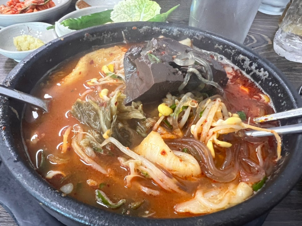 은희네해장국의 해장국 건더기 모습으로 선지와 당면, 고기가 푸짐하게 들어 있어 든든한 식사를 즐길 수 있다.