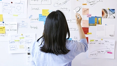 화이트 보드에 회의 중 메모하는 모습