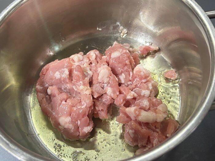 냄비 안에 다진 돼지고기
