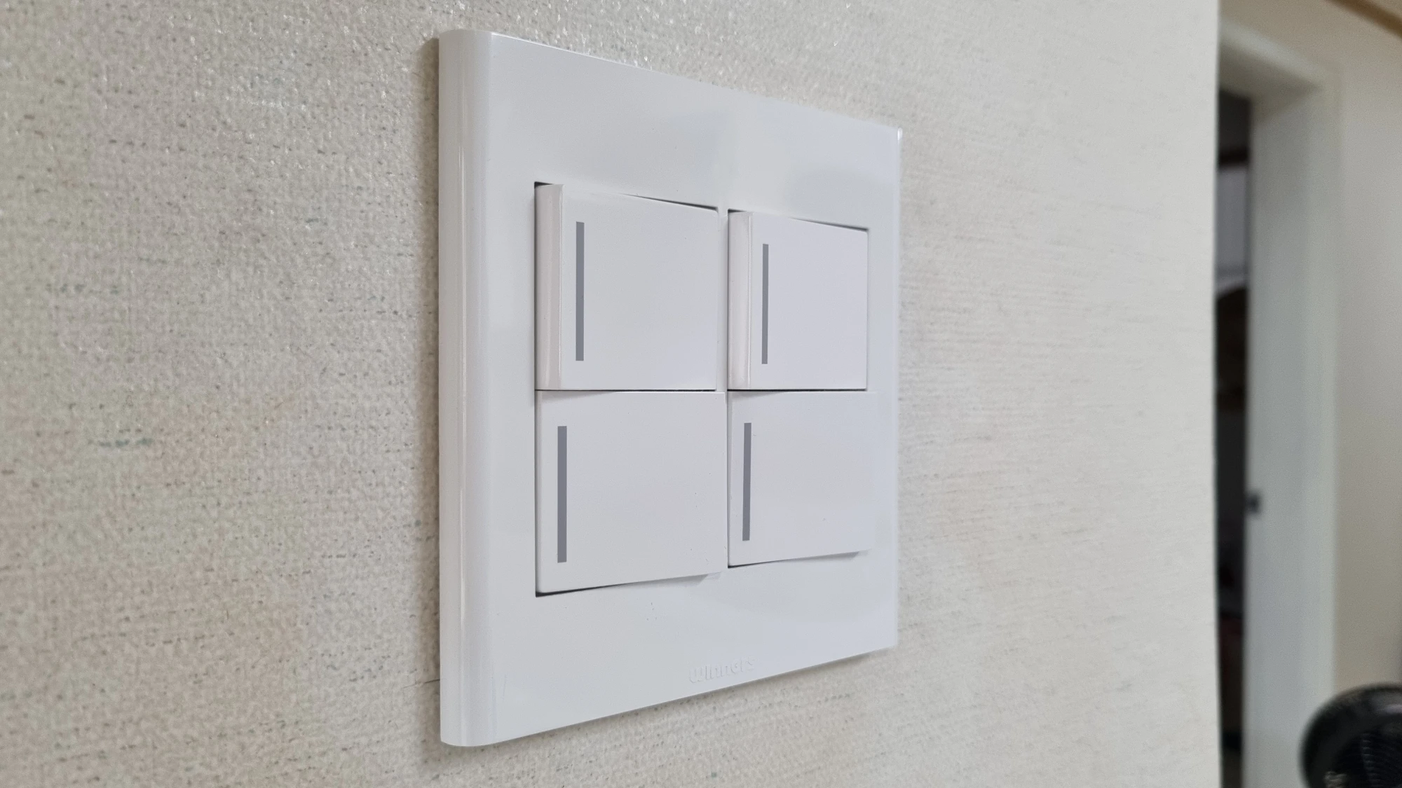 거실 전등 스위치 교체 완료 모습