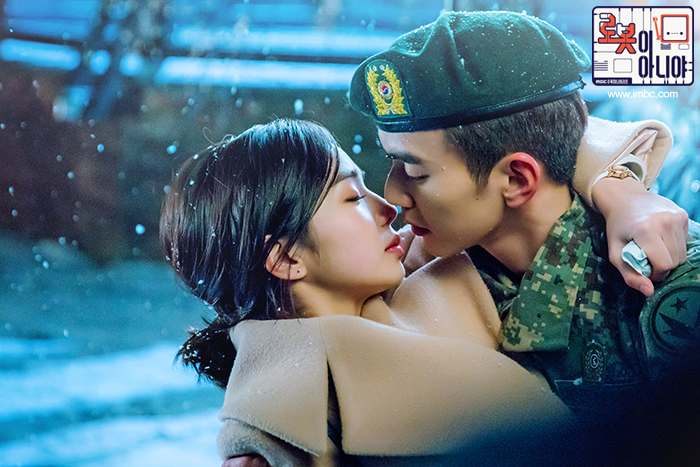 눈 내리는 밤 군복 차림의 김민규가 조지아를 안고 마주 보는 장면