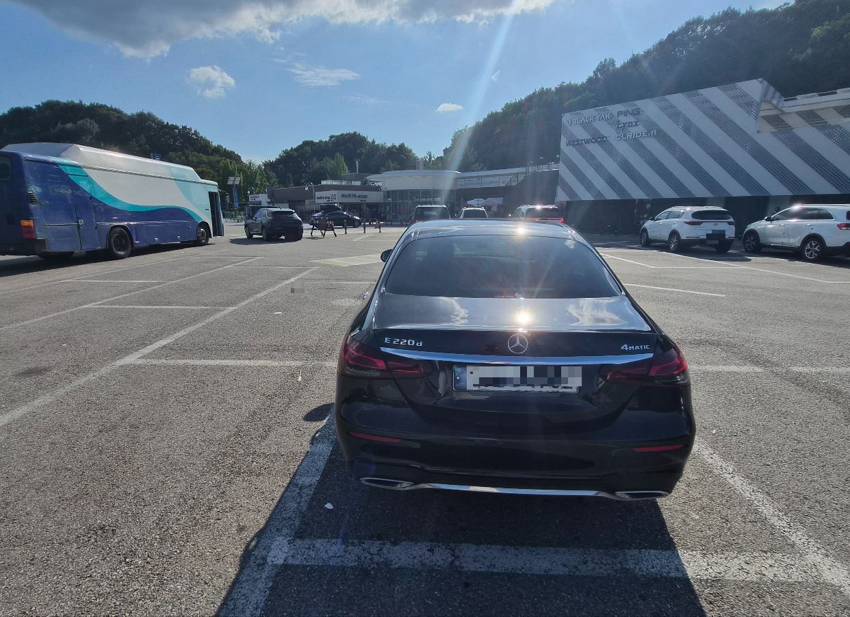 정안알밤휴게소에서 ACC 주행 시작 전, 주차된 차량 주변 모습