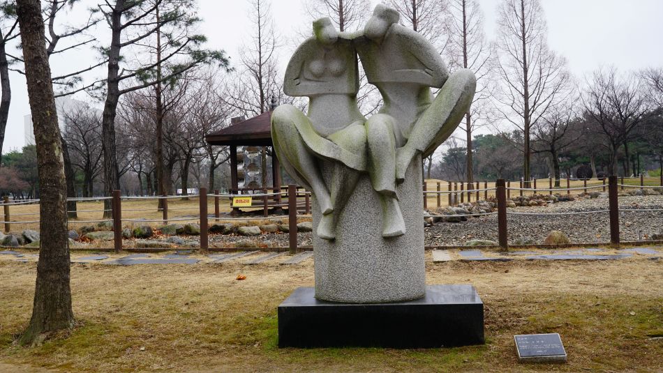 작품설명: '부부'를 작품의 모티브로 선정하여 고향의 평온을 염원하는 작품